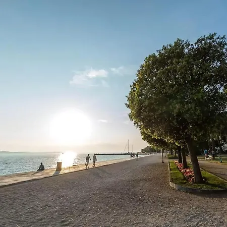 & Comfy Old Town Giara 2